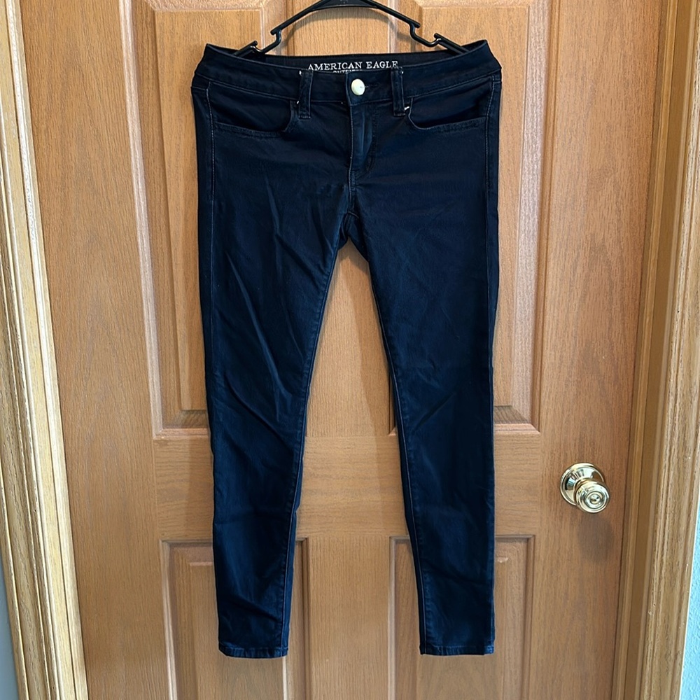 AEO DENIM X SUPER LOW JEGGING
 
Color: Jet Onyx
Size: 6 Regular